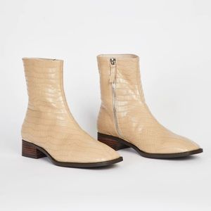 NWIB Intentionally Blank TOUR Boot, size 8